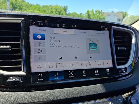 Used 2024 Chrysler Pacifica Touring-L FWD image 18