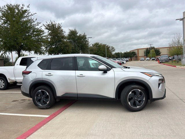 Used 2024 Nissan Rogue SV FWD image 2