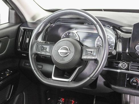 Used 2022 Nissan Pathfinder SV image 16