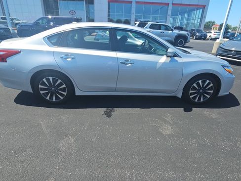 Used 2016 Nissan Altima 2.5 SV w/ Convenience Package FWD image 2