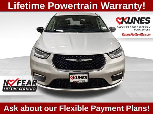 Used 2024 Chrysler Pacifica Touring-L image 4