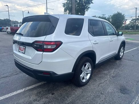Used 2023 Honda Pilot LX image 3