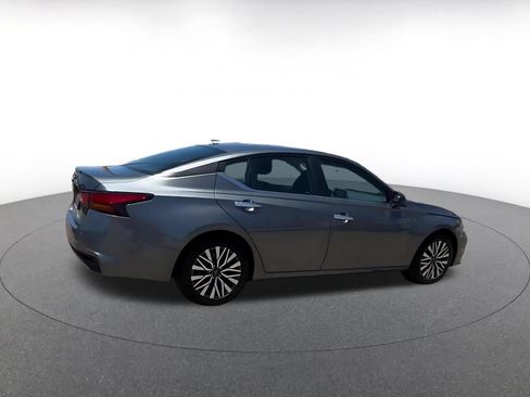 Used 2025 Nissan Altima 2.5 SV FWD image 14