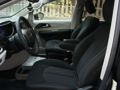 Used 2024 Chrysler Voyager LX FWD image 14
