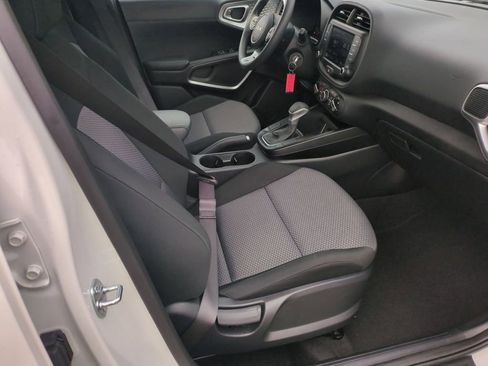 Used 2025 Kia Soul LX w/ LX Technology Package FWD image 24