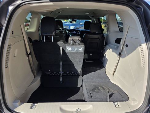 Used 2021 Chrysler Pacifica Touring-L FWD image 28