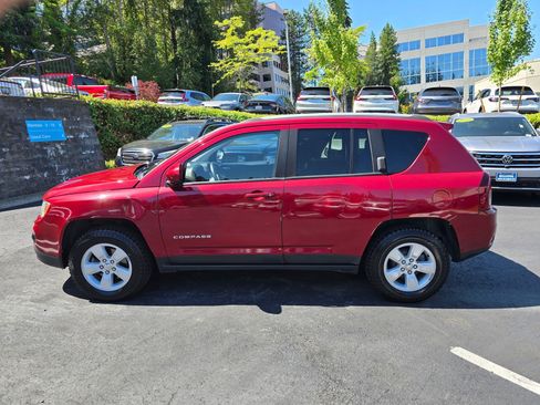Used 2017 Jeep Compass Latitude FWD image 4