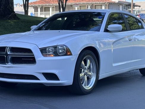 Used 2014 Dodge Charger SE RWD image 2