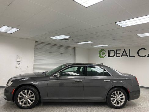 Used 2019 Chrysler 300 Limited image 8