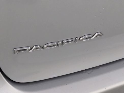 Certified 2024 Chrysler Pacifica Touring-L image 13