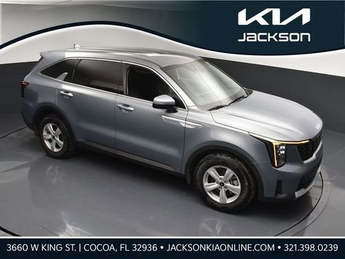 Used 2025 Kia Sorento LX image 1