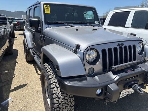 Used 2017 Jeep Wrangler Unlimited Sahara AWD/4WD image 4