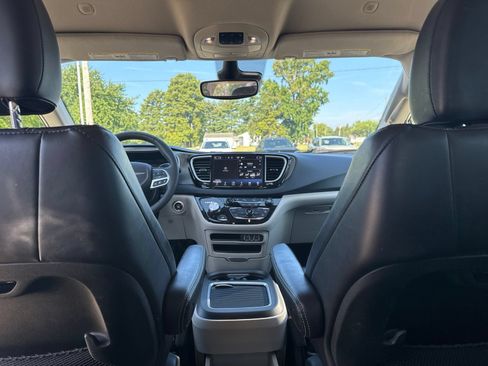 Used 2023 Chrysler Pacifica Touring-L FWD image 27