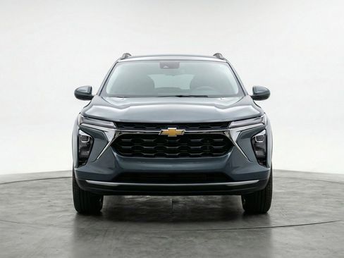 Used 2025 Chevrolet Trax LT image 2
