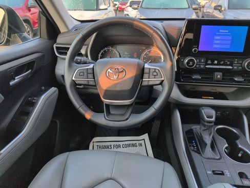 Certified 2023 Toyota Highlander XLE FWD image 13