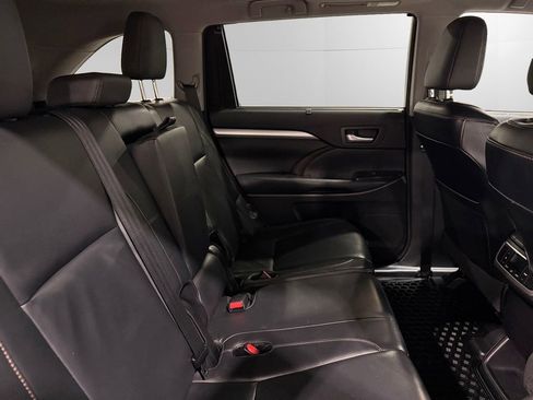 Used 2016 Toyota Highlander XLE image 17