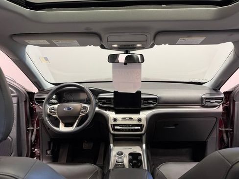 Used 2022 Ford Explorer XLT w/ Equipment Group 202A AWD/4WD image 34