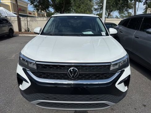 Used 2023 Volkswagen Taos SE w/ Panoramic Sunroof Package FWD image 3