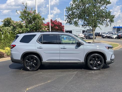 Certified 2025 Honda Pilot Black Edition image 11
