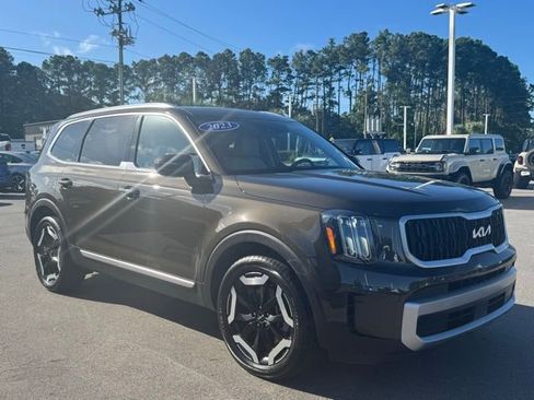 Used 2023 Kia Telluride EX w/ EX Captain's Chair Package image 6