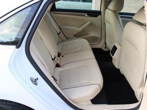 Used 2017 Volkswagen Passat 1.8T SE FWD image 13