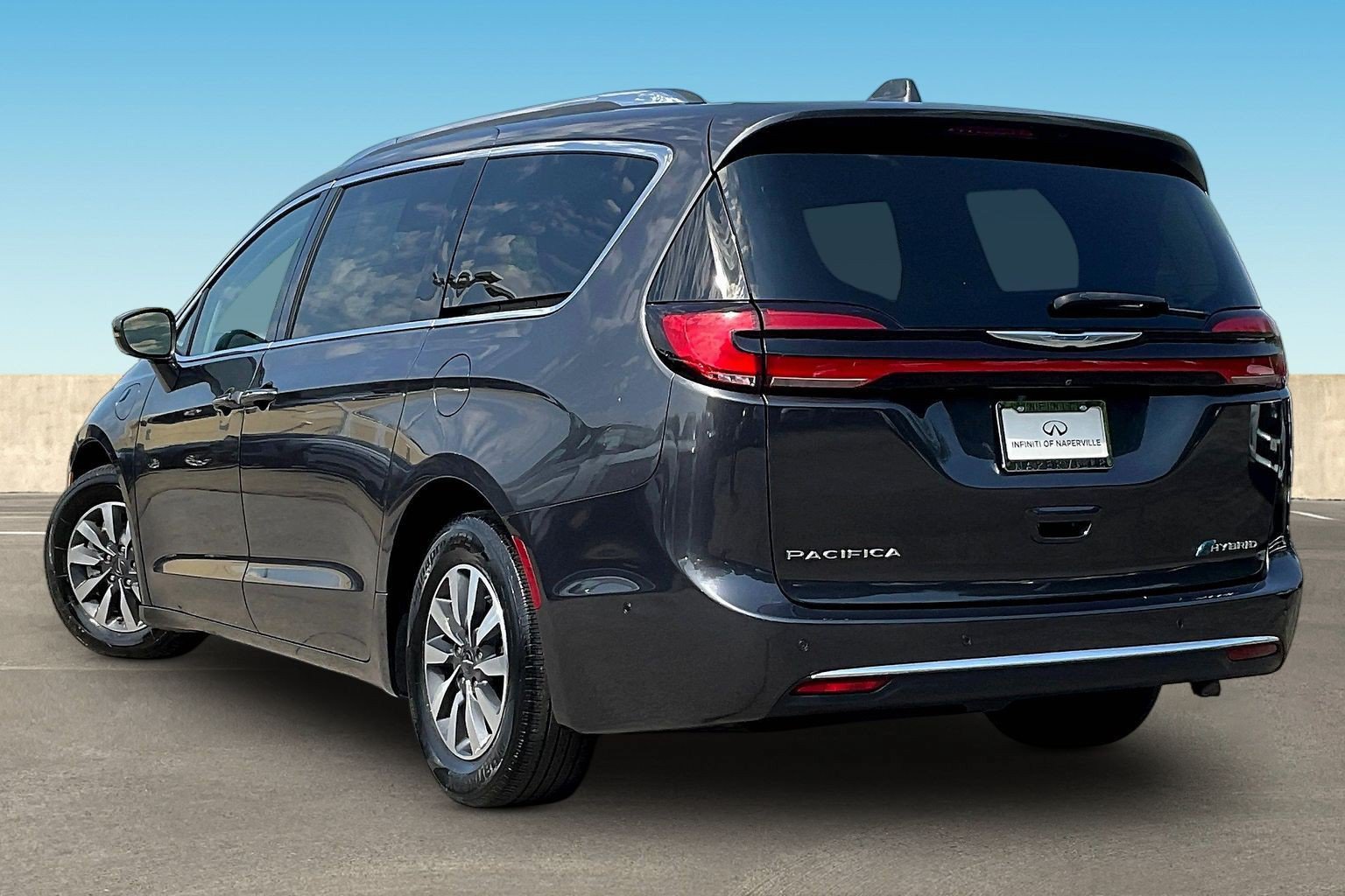 Used 2021 Chrysler Pacifica Touring-L FWD image 4