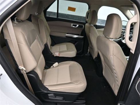 Used 2024 Ford Explorer XLT image 9