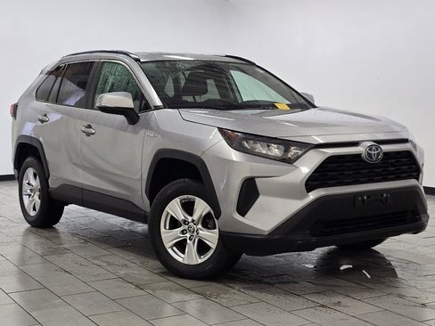 Used 2021 Toyota RAV4 LE image 2
