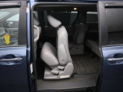 Used 2016 Toyota Sienna XLE FWD image 35