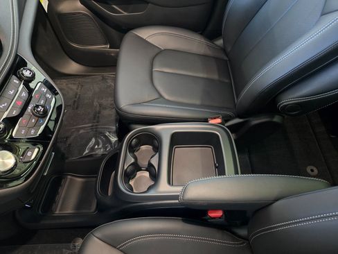 New 2025 Chrysler Pacifica Select image 18