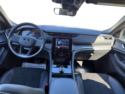 New 2025 Jeep Grand Cherokee Altitude image 10