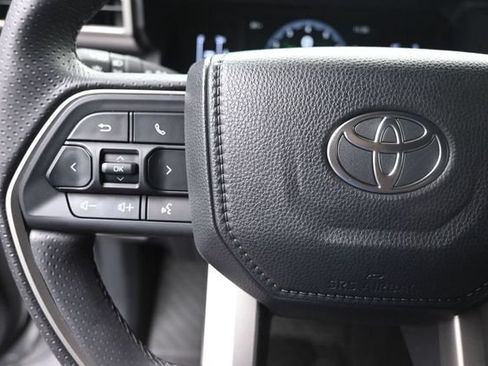 Used 2025 Toyota 4Runner SR5 AWD/4WD image 15