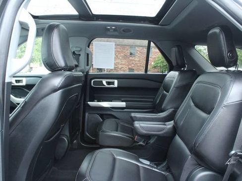 Used 2020 Ford Explorer XLT w/ Equipment Group 202A AWD/4WD image 24