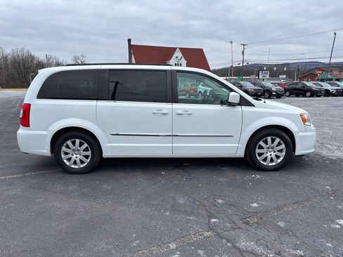 Used 2016 Chrysler Town & Country Touring image 8