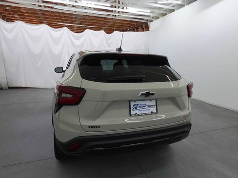 Used 2026 Chevrolet Trax RS FWD image 7