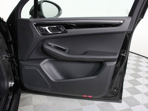 Certified 2025 Porsche Macan Turbo image 23