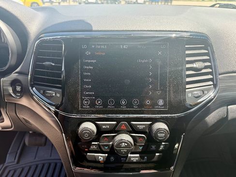 Used 2020 Jeep Grand Cherokee Laredo w/ 18" Wheel & 8.4" Radio Group image 20