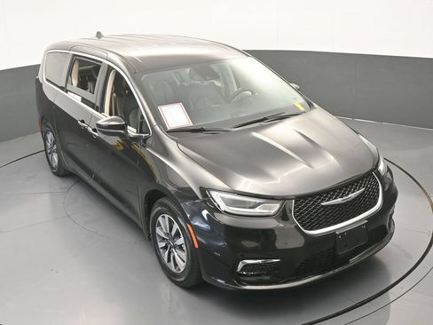 Used 2023 Chrysler Pacifica Touring-L FWD image 59