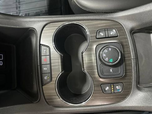 Used 2022 GMC Acadia SLT w/ Technology Package AWD/4WD image 31