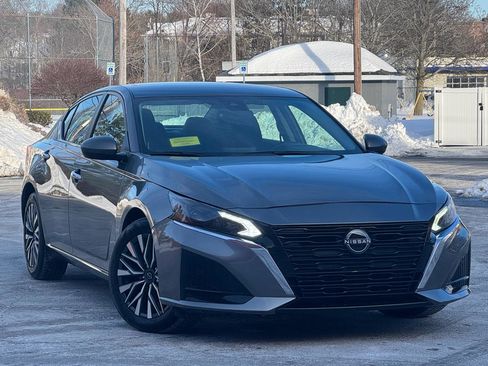 Used 2024 Nissan Altima 2.5 SV image 1