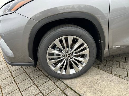 New 2026 Toyota Highlander Platinum image 10