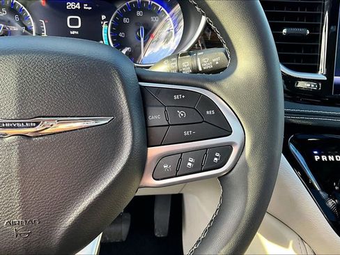 Used 2024 Chrysler Pacifica Limited FWD image 18