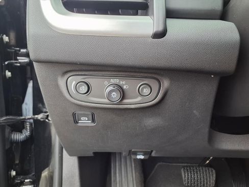 Used 2023 GMC Terrain SLT image 25