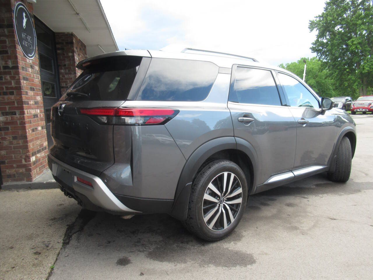 Used 2025 Nissan Pathfinder Platinum AWD/4WD image 10