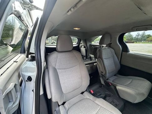 Used 2021 Toyota Sienna LE AWD/4WD image 9