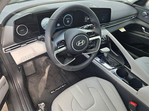 New 2025 Hyundai Elantra Limited image 10