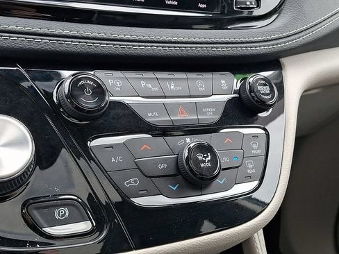 Used 2022 Chrysler Pacifica Limited AWD/4WD image 17