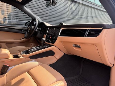 Certified 2024 Porsche Macan image 19