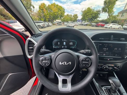 Used 2025 Kia Soul LX w/ LX Technology Package FWD image 31
