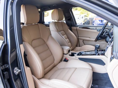 Certified 2023 Porsche Macan AWD/4WD image 66